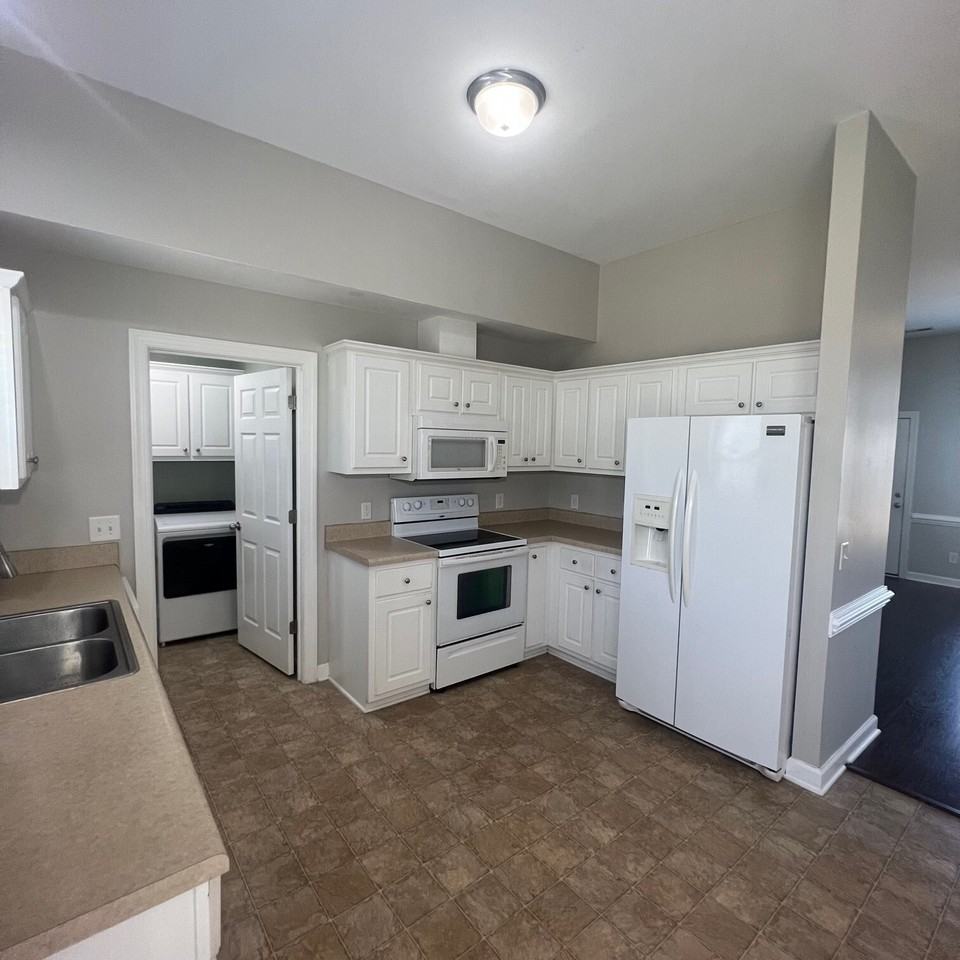 1812 Penncross Dr - Photo 7 of 28