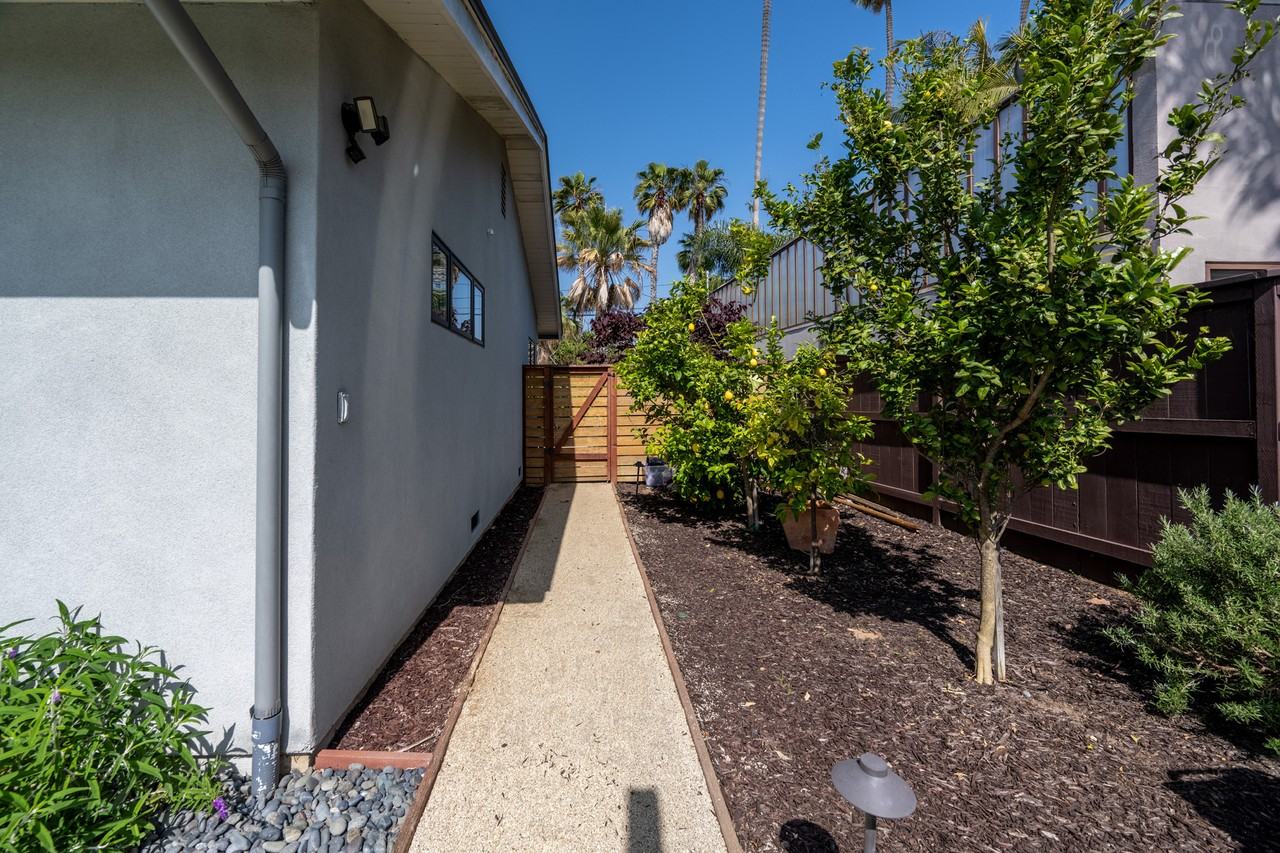 616 Hymettus Ave - Photo 3 of 26