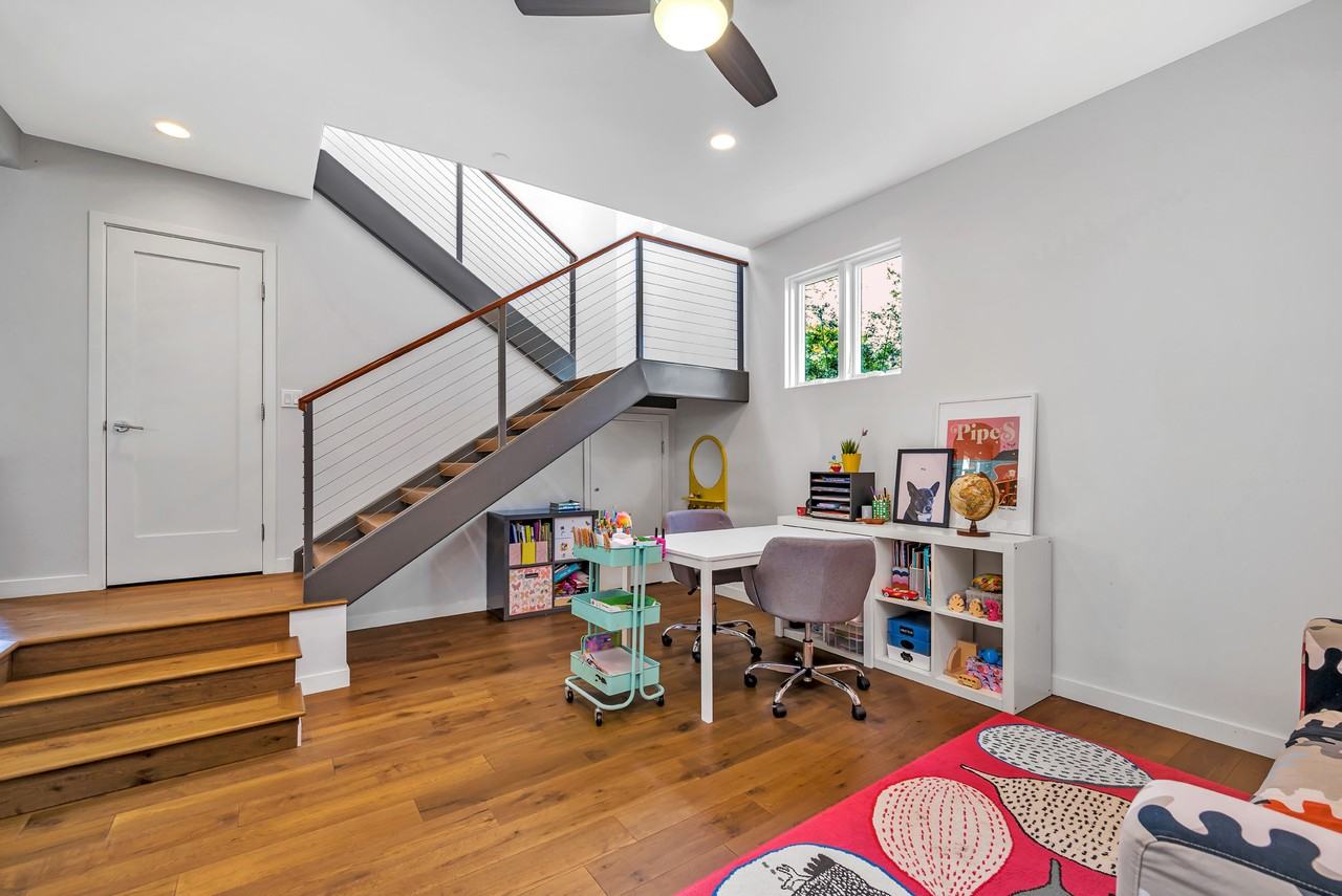 616 Hymettus Ave - Photo 7 of 26