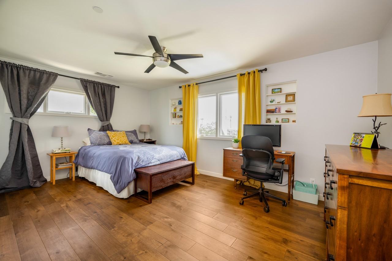 616 Hymettus Ave - Photo 4 of 26