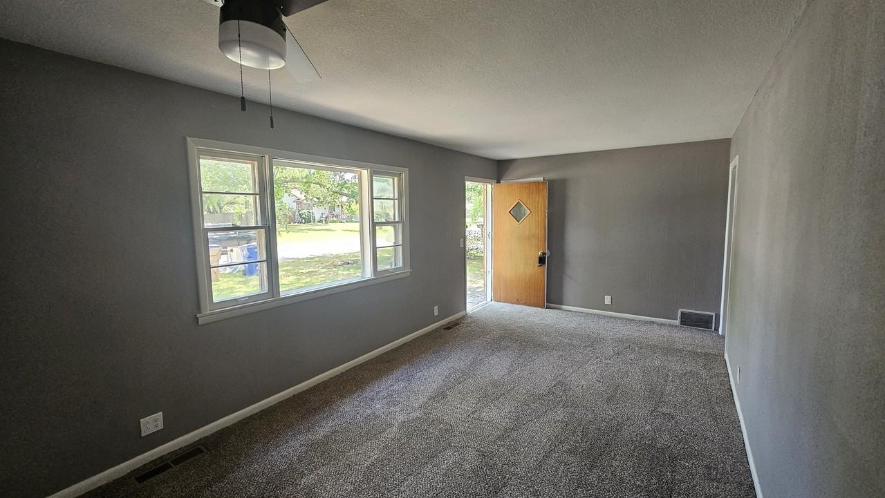 6637 N Scottsville St - Photo 2 of 8