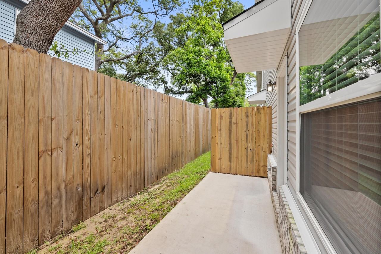 319 Carmel Dr #1 - Photo 4 of 48