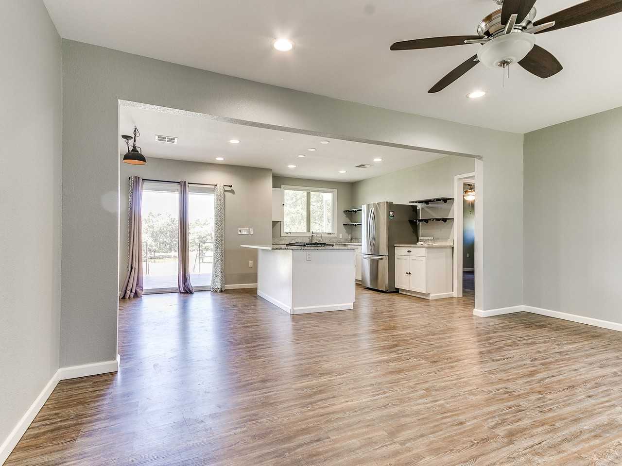 20605 Se 74th St - Photo 3 of 28