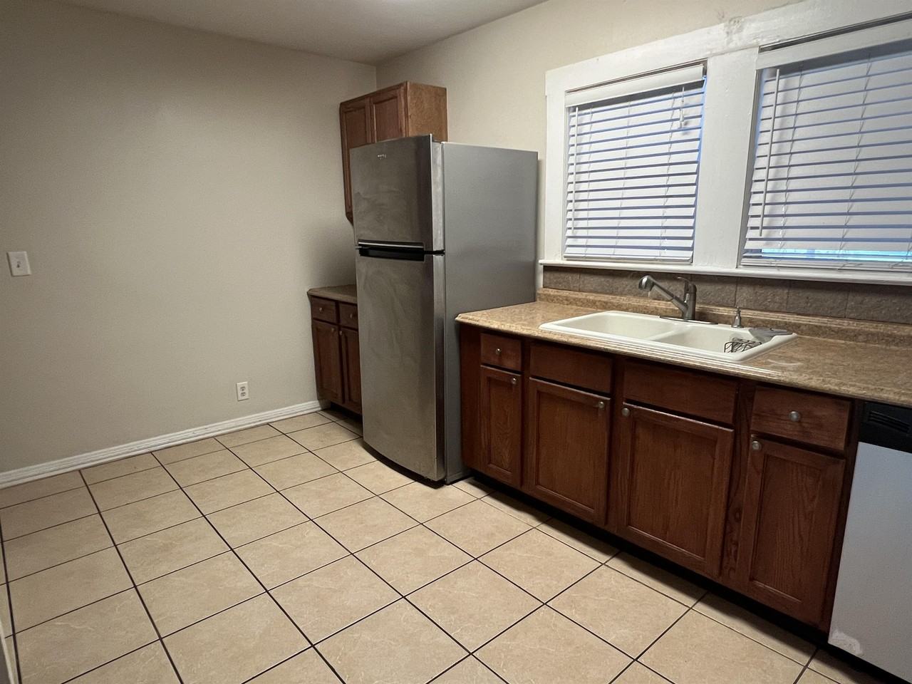 1004 N Gordon St - Photo 4 of 21