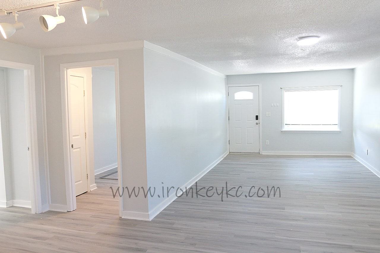 210 E College St - Photo 3 of 24