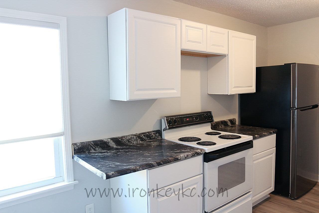 210 E College St - Photo 4 of 24