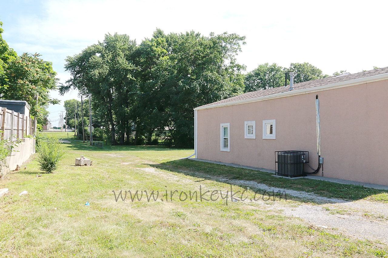 210 E College St - Photo 2 of 24