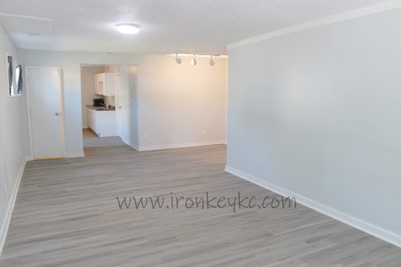 210 E College St - Photo 7 of 24
