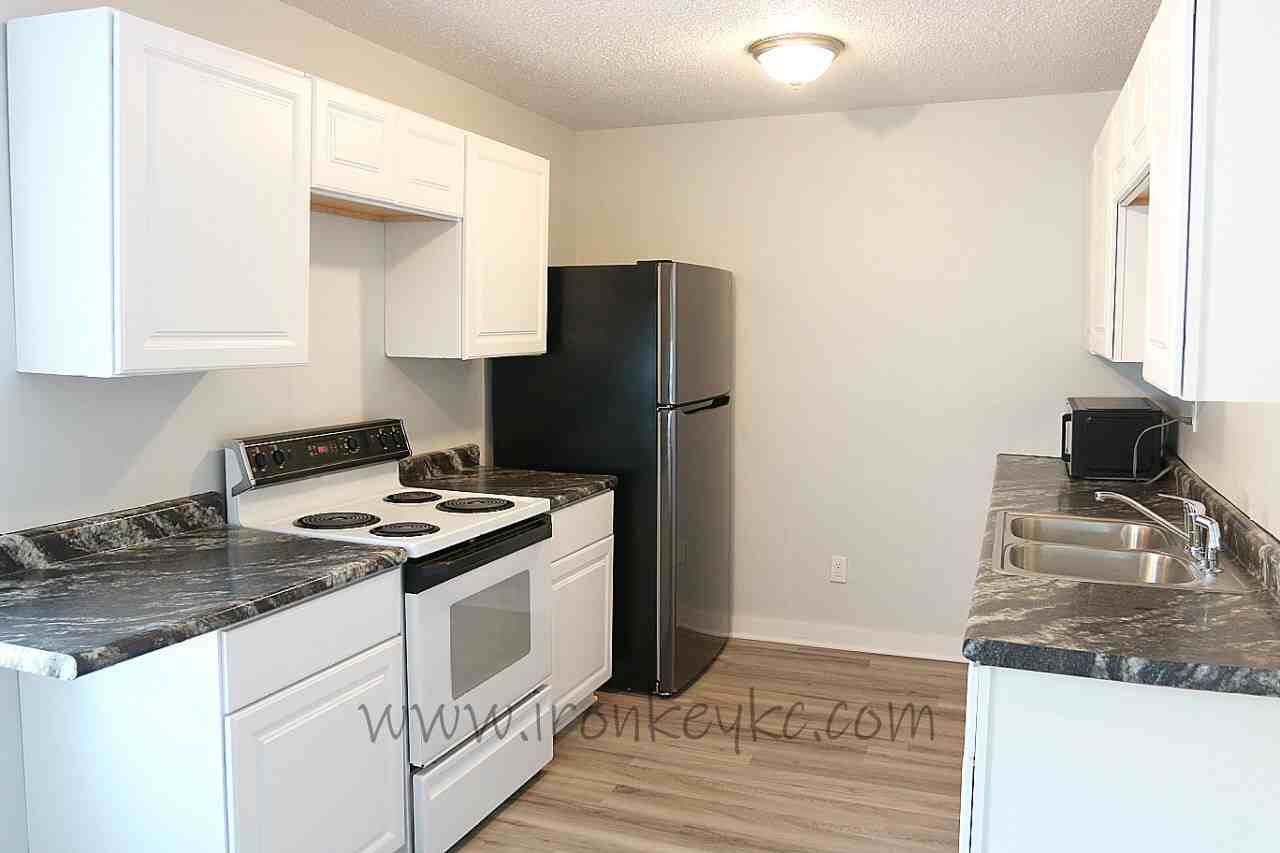 210 E College St - Photo 5 of 24