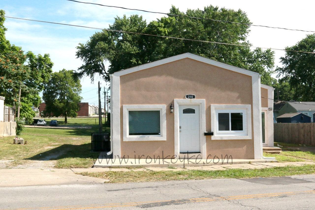 210 E College St - Photo 3 of 24