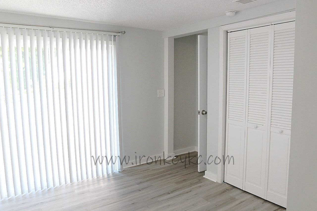 210 E College St - Photo 5 of 24