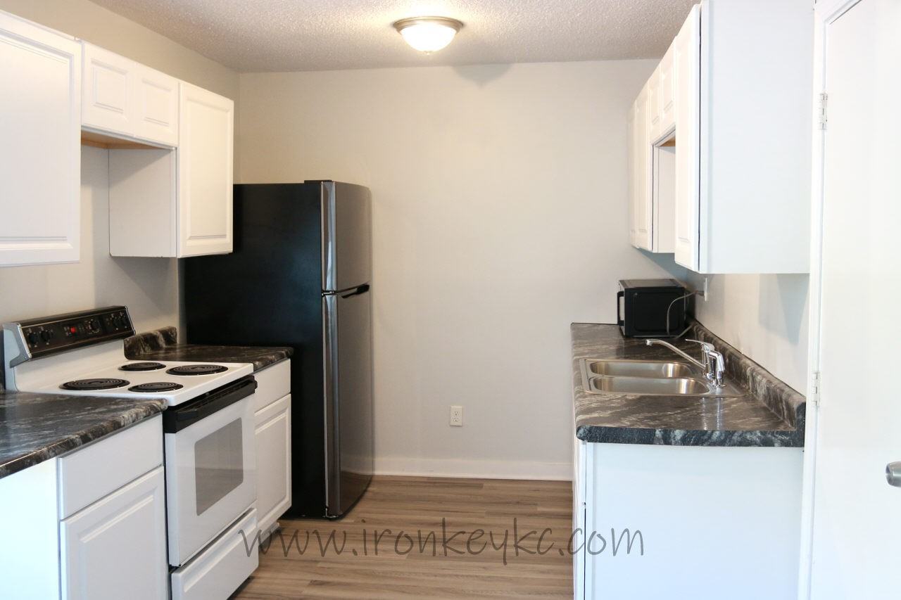 210 E College St - Photo 6 of 24