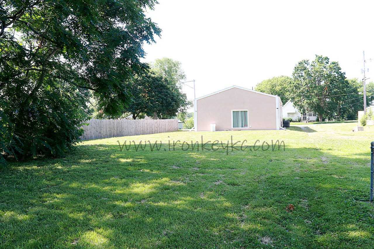 210 E College St - Photo 4 of 24