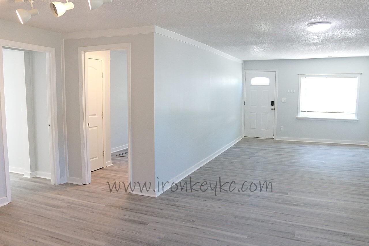 210 E College St - Photo 5 of 24