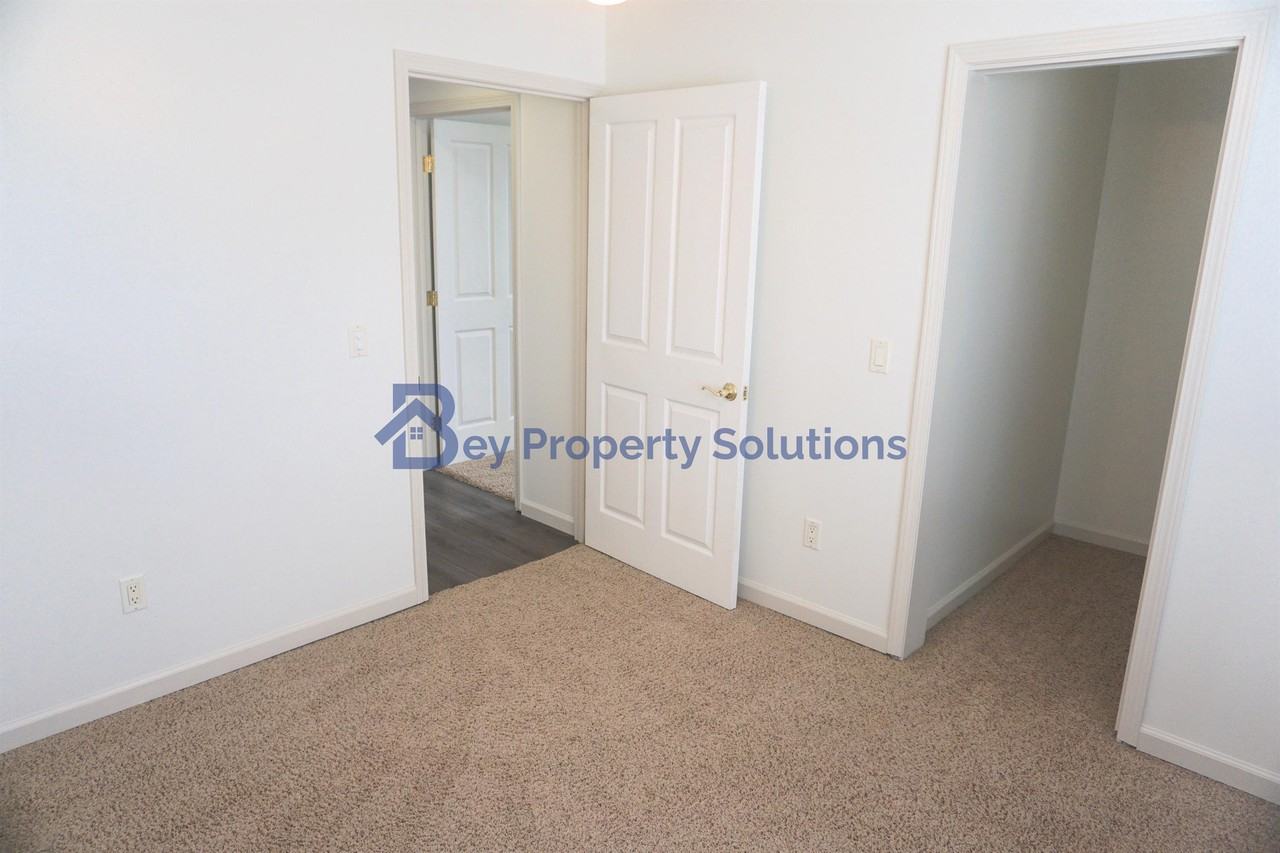 365 Zenon Way - Photo 7 of 20