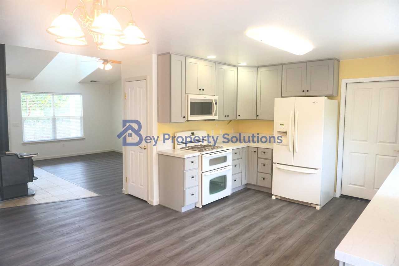 365 Zenon Way - Photo 6 of 20