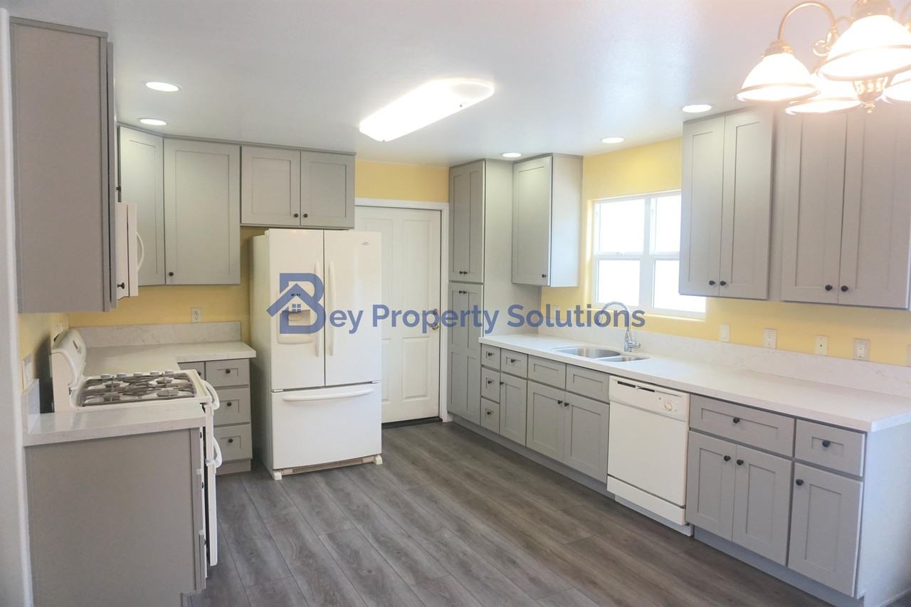 365 Zenon Way - Photo 3 of 20