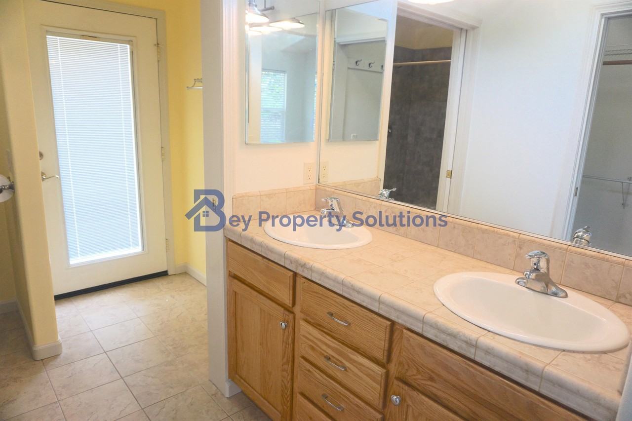 365 Zenon Way - Photo 4 of 20