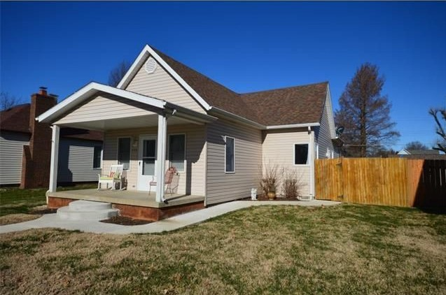 312 E Adams St - Photo 2 of 11