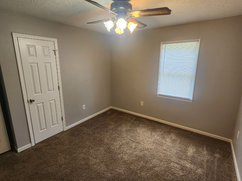 312 E Adams St - Photo 7 of 11