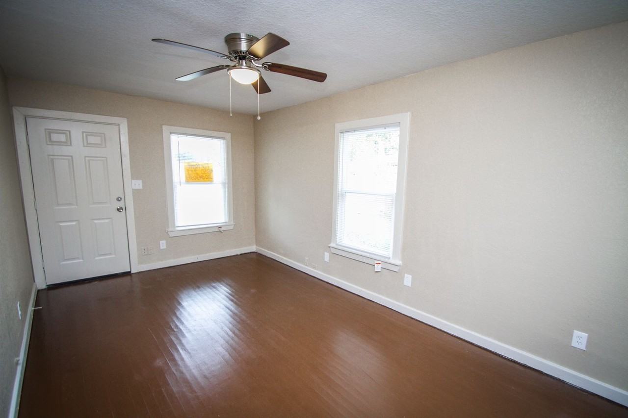 936 Poinsettia - Photo 5 of 31