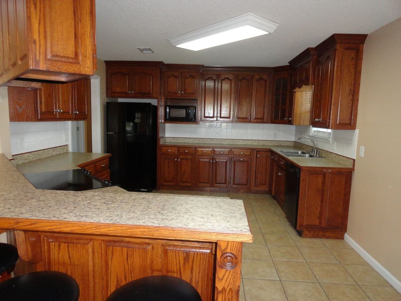 180 Oak St - Photo 2 of 11