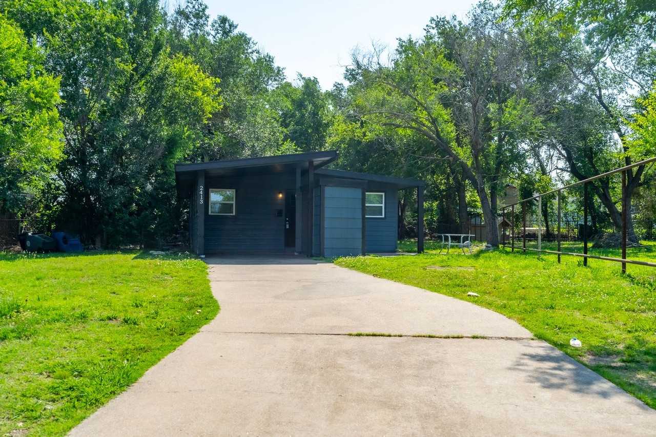 2413 N Oswego Ave - Photo 2 of 14