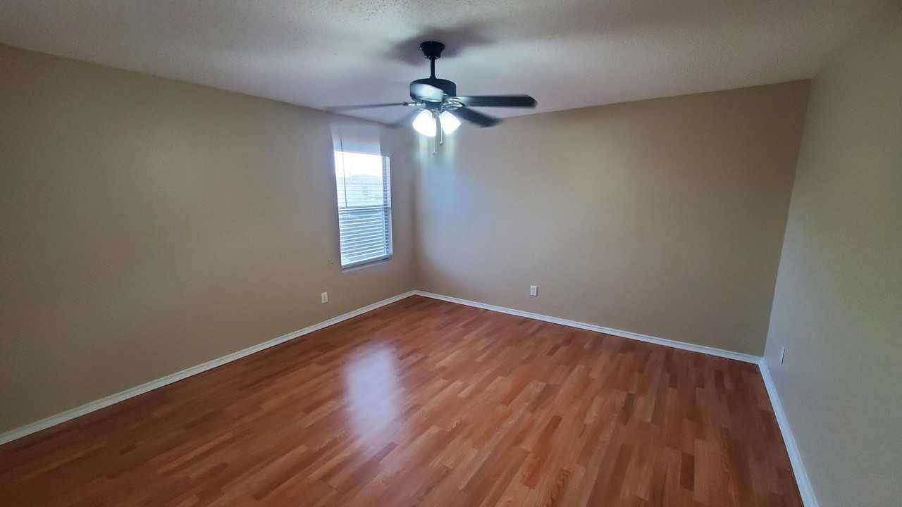 1400 Coral Reef Ln - Photo 5 of 18