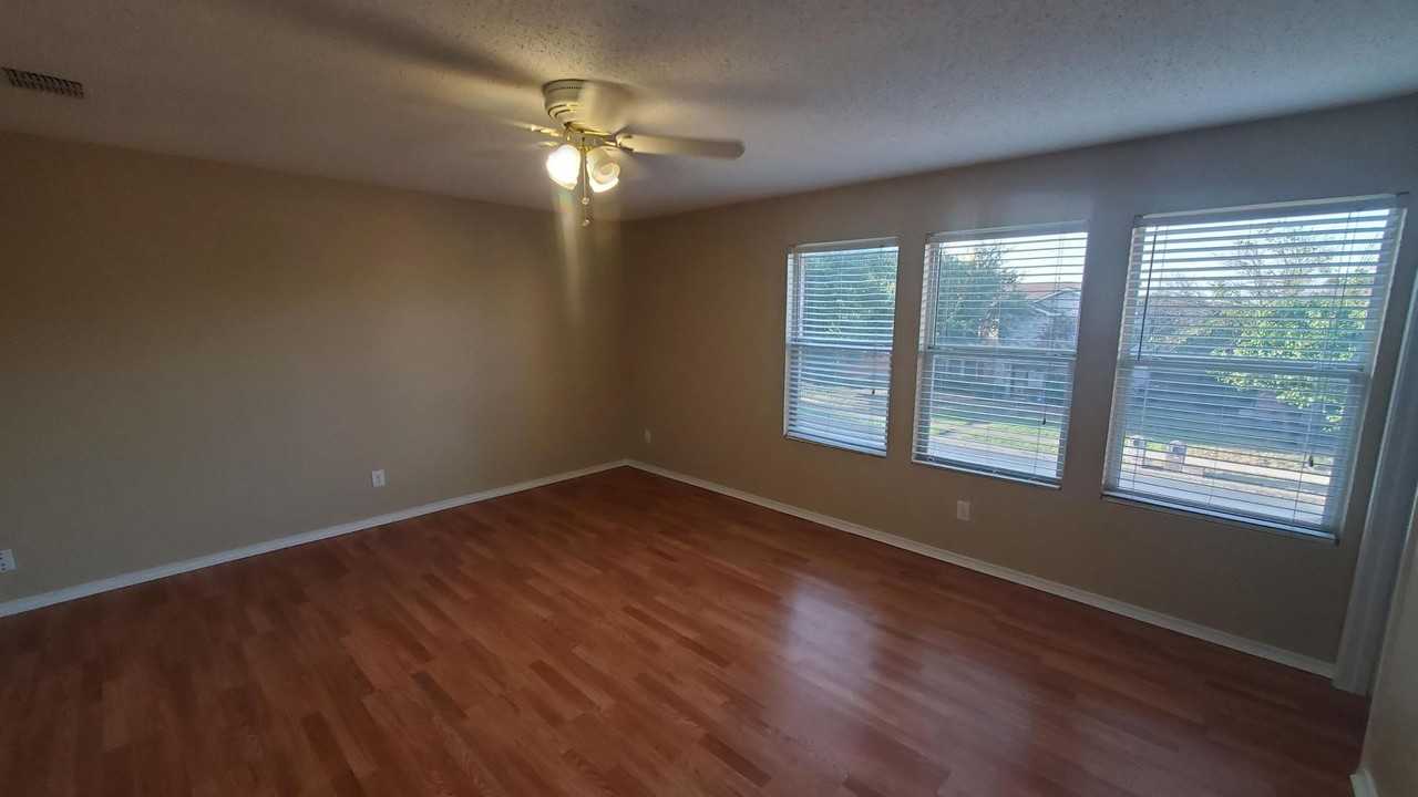 1400 Coral Reef Ln - Photo 6 of 18