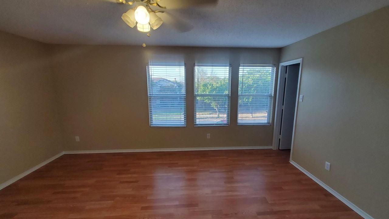 1400 Coral Reef Ln - Photo 7 of 18