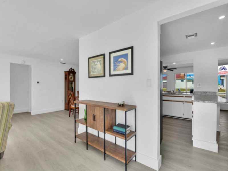 2790 Cheryl St - Photo 3 of 38