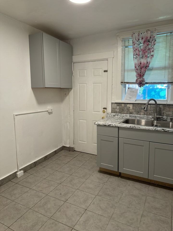 1118 Paulson Ave - Photo 2 of 9