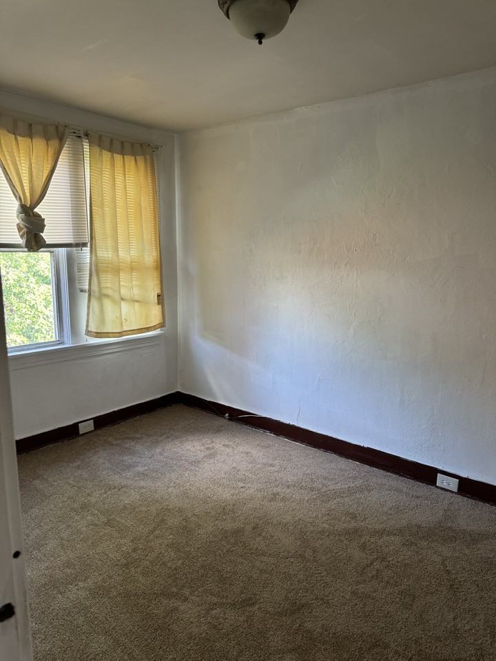 1118 Paulson Ave - Photo 3 of 9