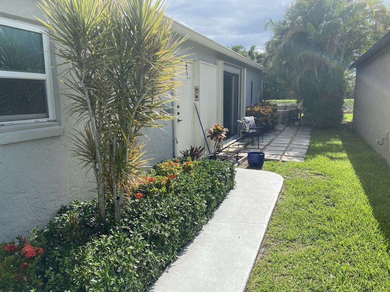 5582 Mirror Lakes Blvd - Photo 2 of 23