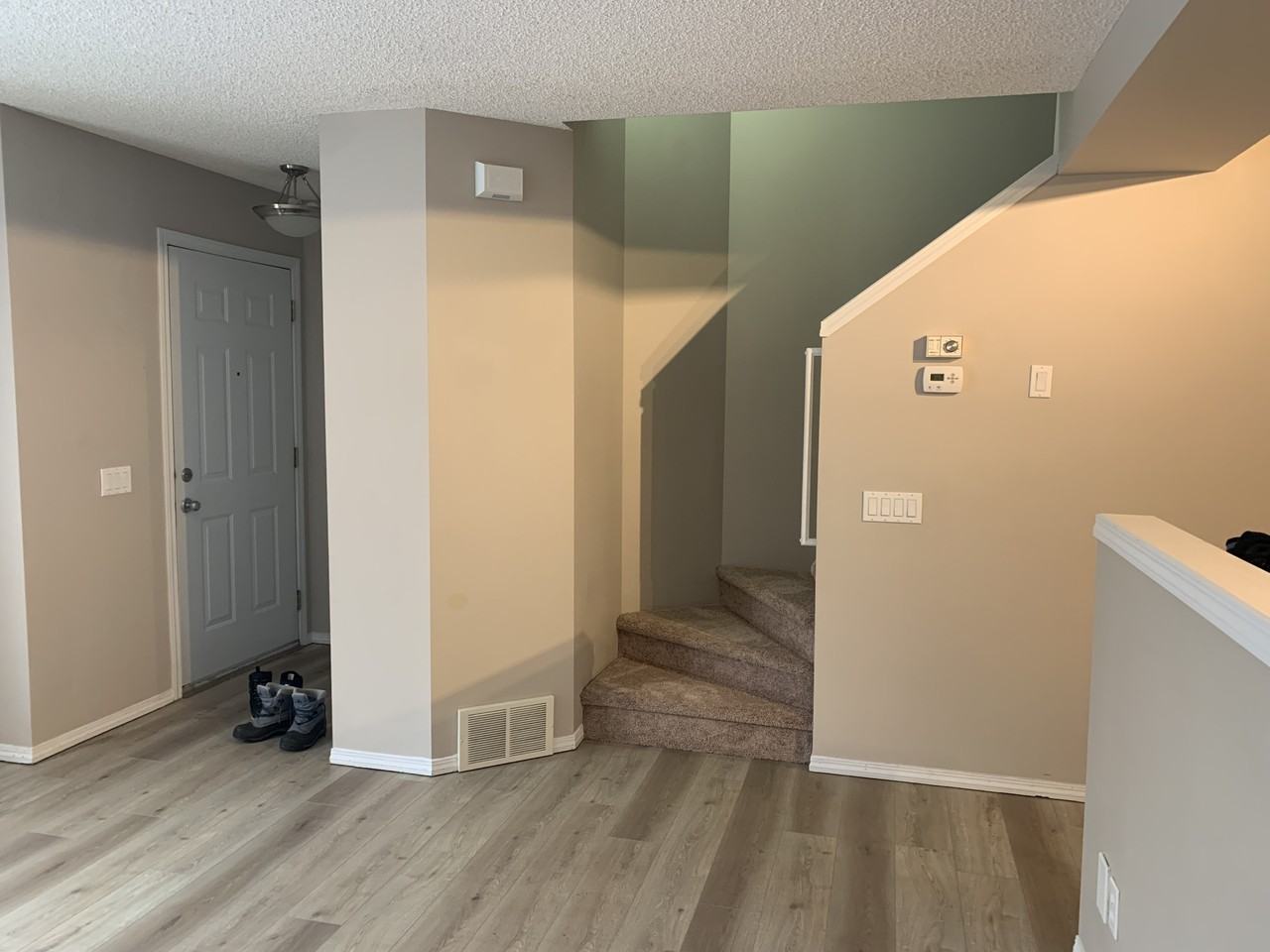Beautiful 3 Bed 1.5 Bath Townhouse in Summerside!!*Double attached garage! - Photo 2 of 10