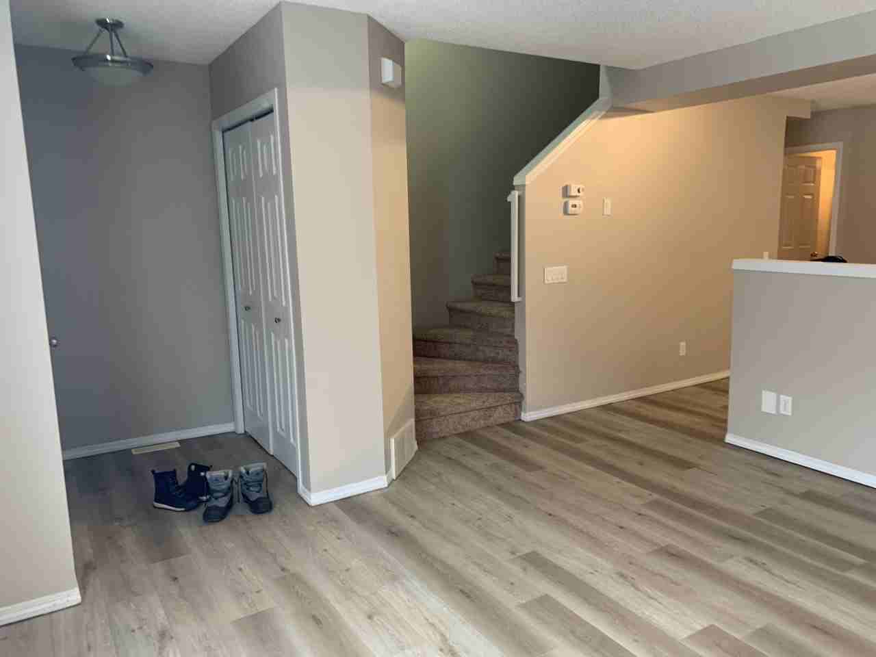 Beautiful 3 Bed 1.5 Bath Townhouse in Summerside!!*Double attached garage! - Photo 3 of 10