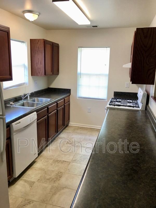 20241 Railroad St - Photo 5 of 14