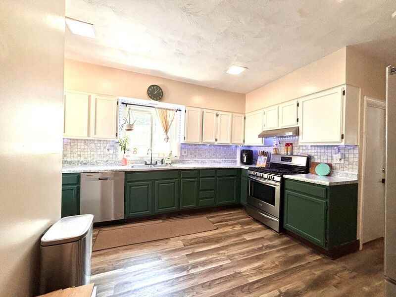 625 Dickinson St - Photo 2 of 17