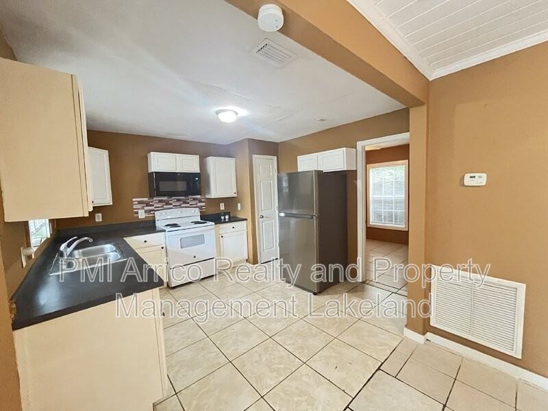 2326 E Peachtree St - Photo 3 of 14