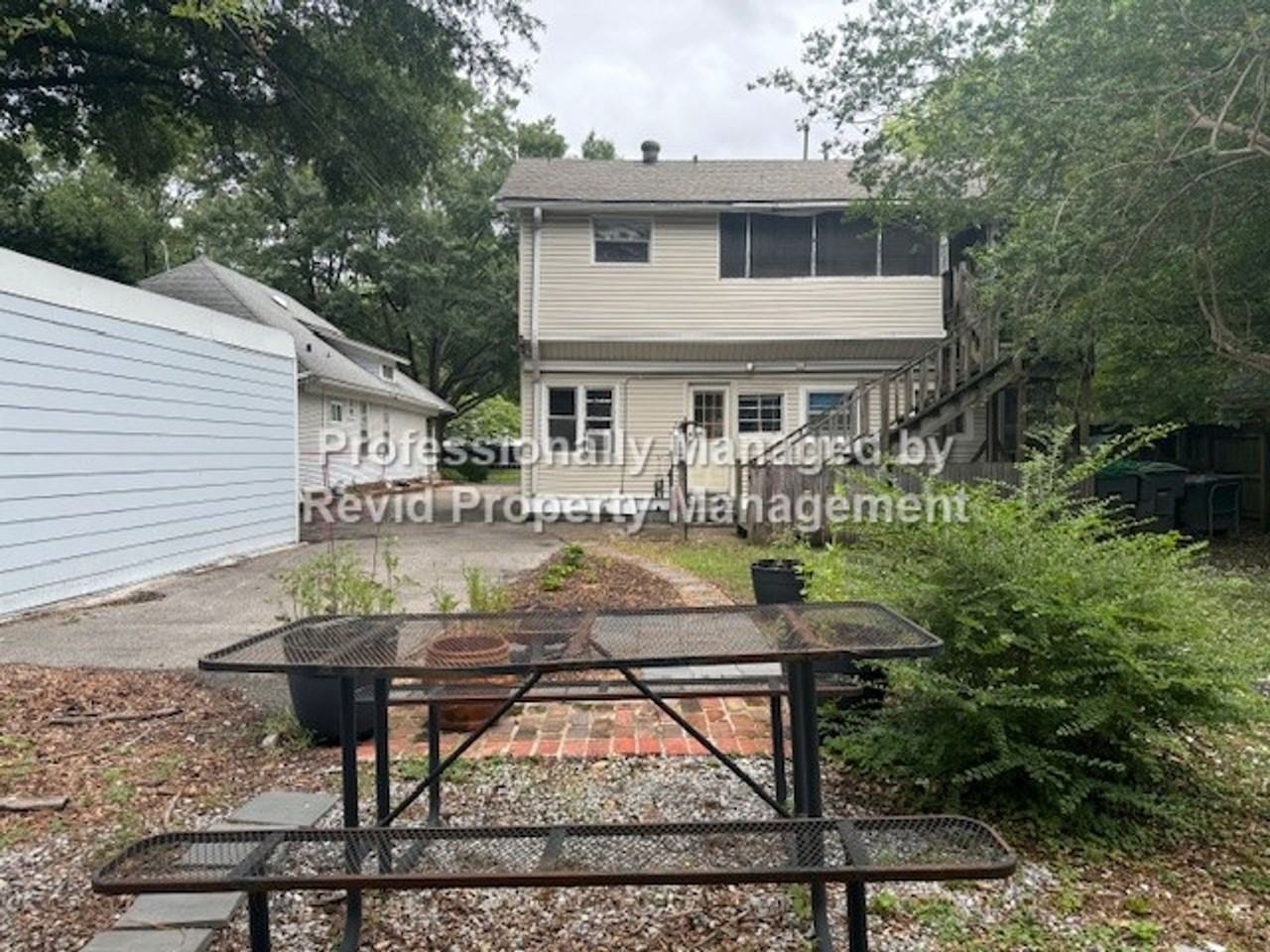2 Bed 1 Bath in Midtown! - Photo 3 of 14