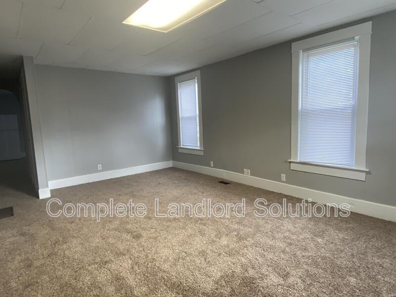 1905 S Center St - Photo 3 of 9