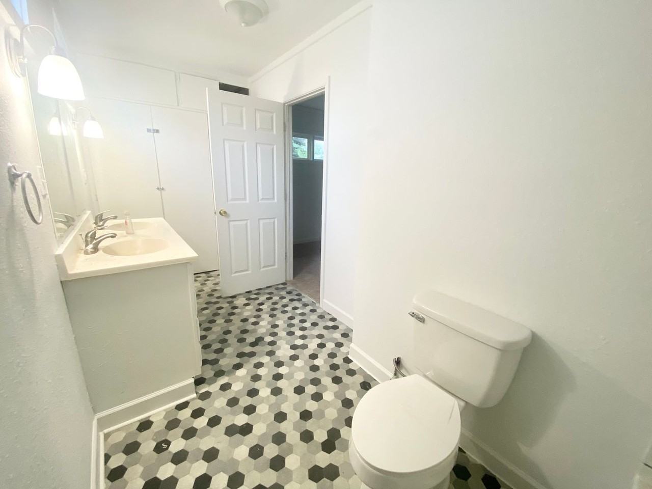 804 Maple St - Photo 3 of 8