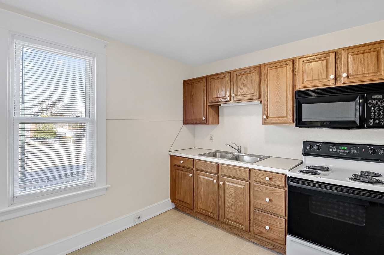 445 N 2nd St - Photo 3 of 8