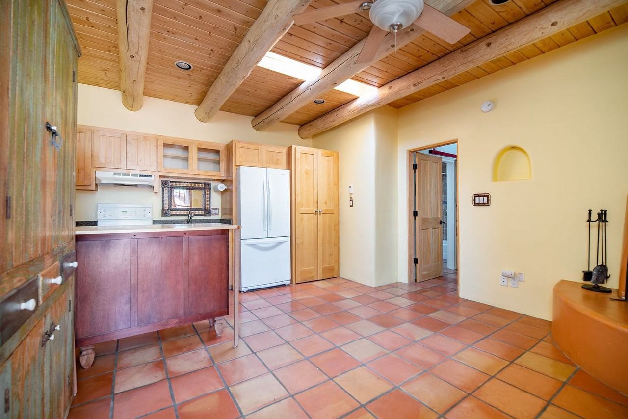 723 Gildersleeve St Apt B - Photo 2 of 18