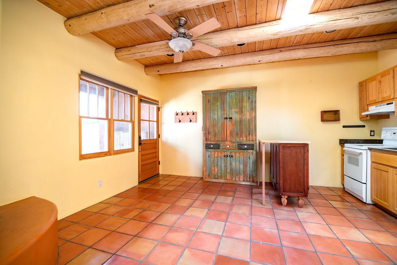 723 Gildersleeve St Apt B - Photo 3 of 18