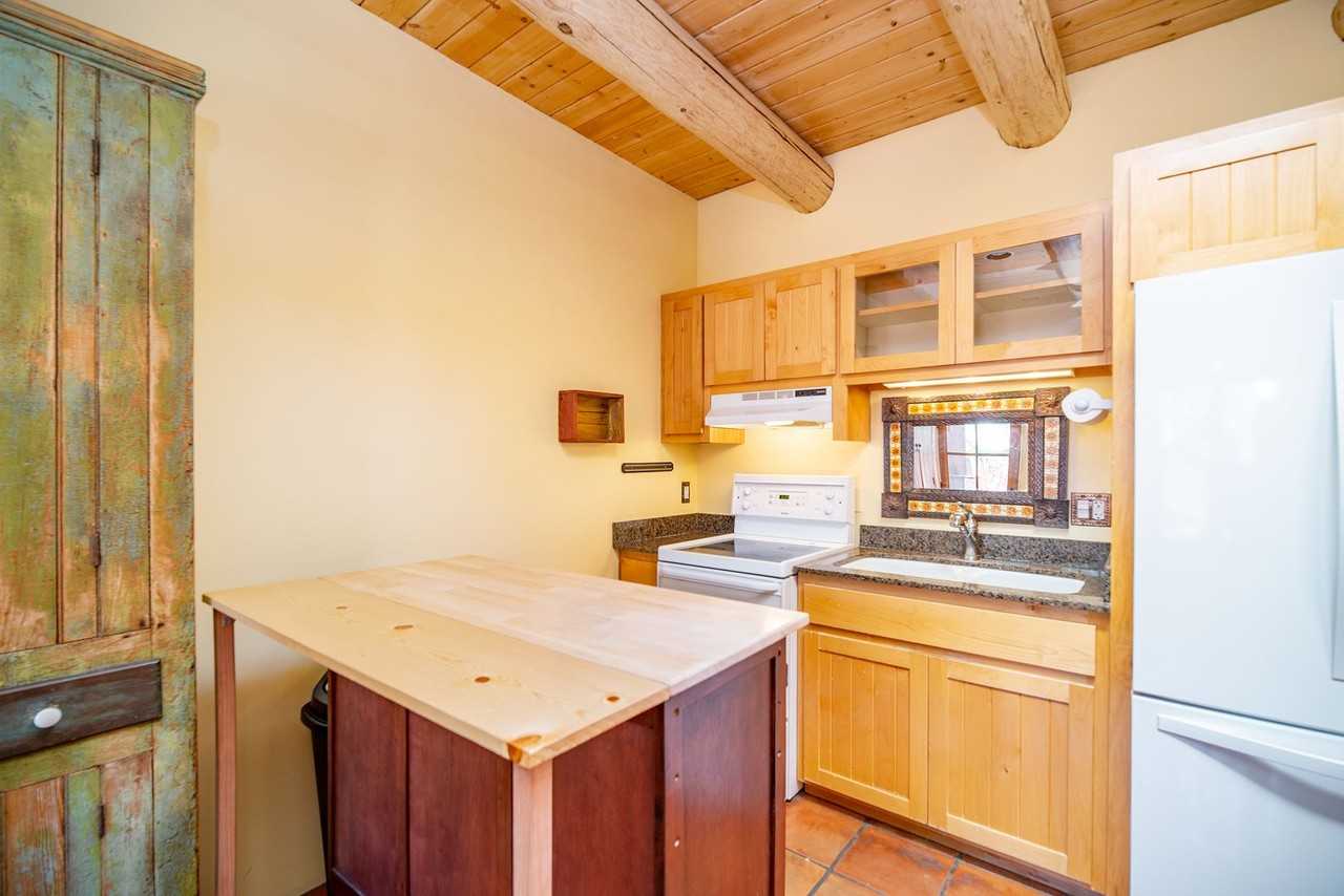 723 Gildersleeve St Apt B - Photo 4 of 18