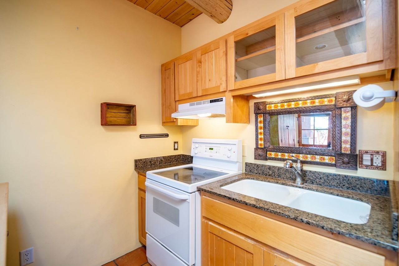 723 Gildersleeve St Apt B - Photo 5 of 18