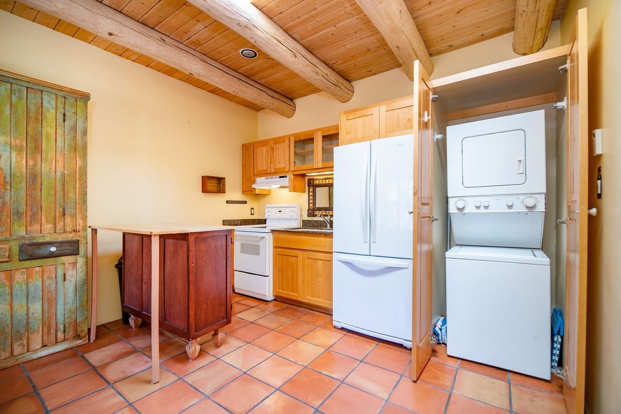 723 Gildersleeve St Apt B - Photo 6 of 18