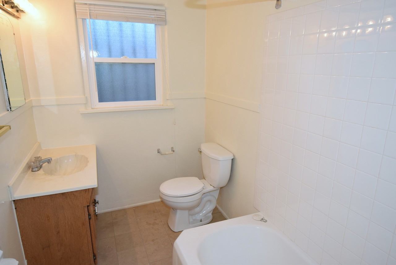 402 Girard Blvd Se - Photo 5 of 15