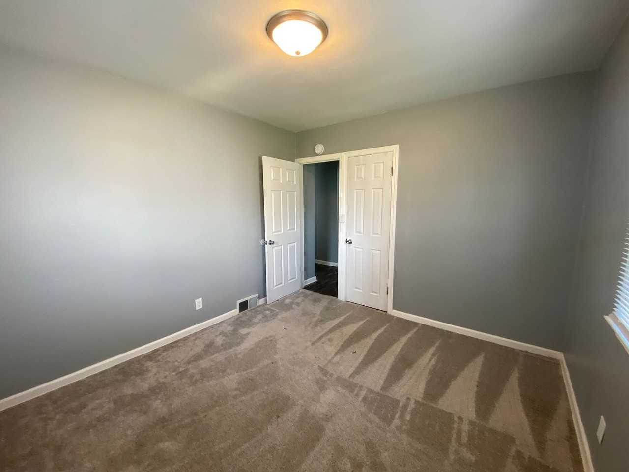 1537 W 14th St - Photo 2 of 10